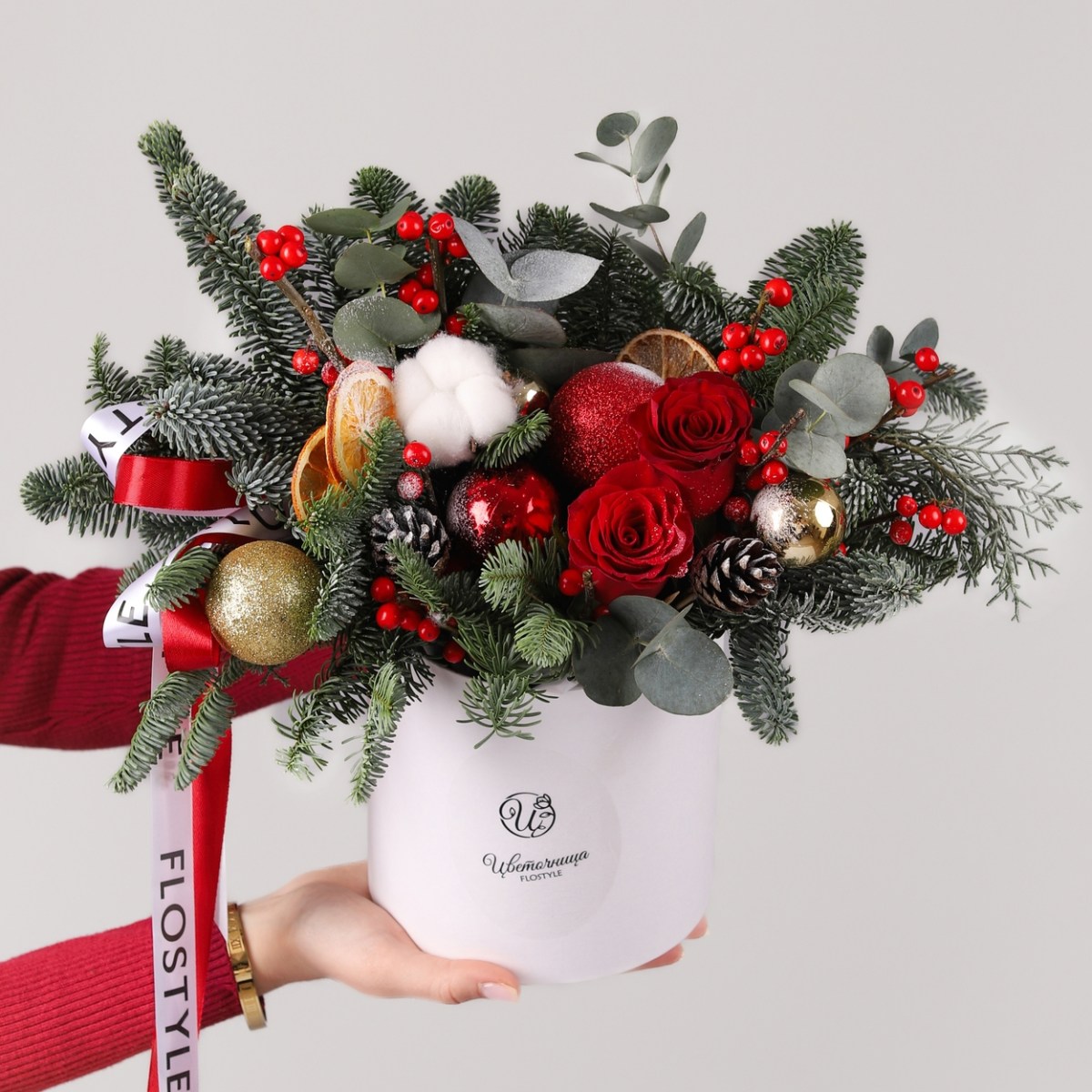 zimnyaya novogodnyaya kompoziciya iz datskoj eli i rozami 6